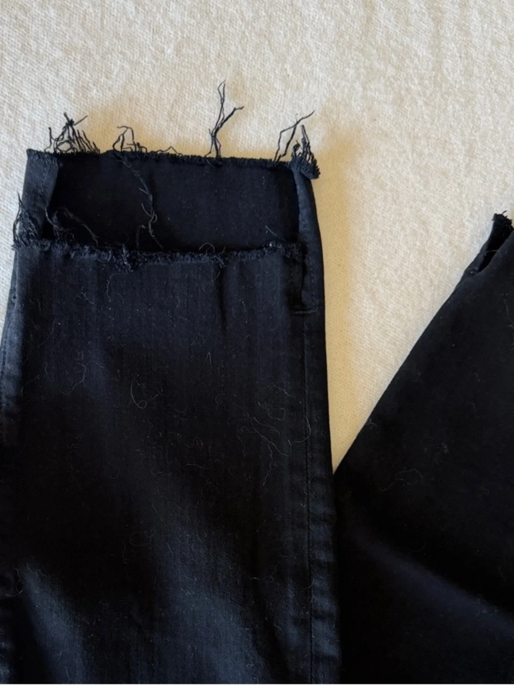 Frame Denim Black Cropped High-Rise Skinny Jeans with Frayed Hem - Picture 2 of 3